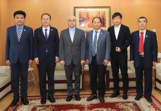 一群穿着西装的男人站在一起 描述已自动生成