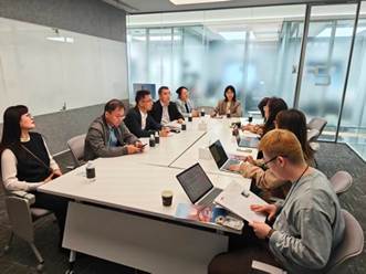 会议室里的人们 AI 生成的内容可能不正确。