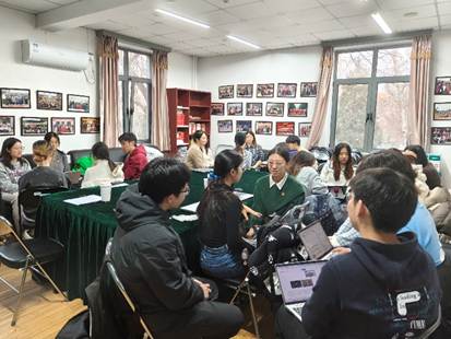 会议室里的人们 AI 生成的内容可能不正确。